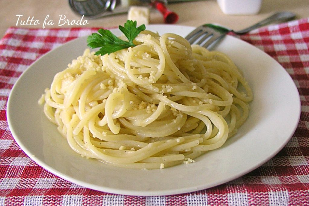 Spaghetti Cacio E Pepe Primo Piatto Facile Tutto Fa Brodo In Cucina