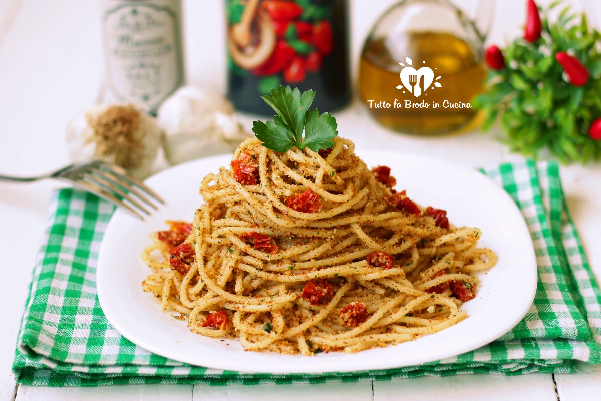 SPAGHETTI ALLA SICILIANA con pangrattato e pomodori secchi Tutto fa