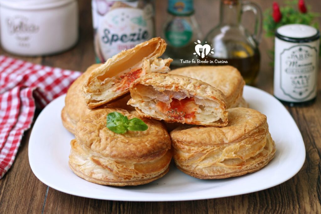 Pizzette Di Pasta Sfoglia Con Mozzarella E Pomodoro Tutto Fa Brodo In