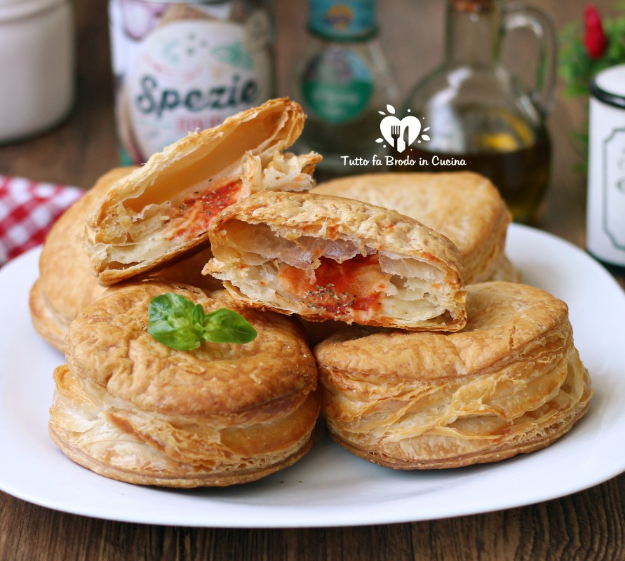 Pizzette Di Pasta Sfoglia Con Mozzarella E Pomodoro Tutto Fa Brodo In