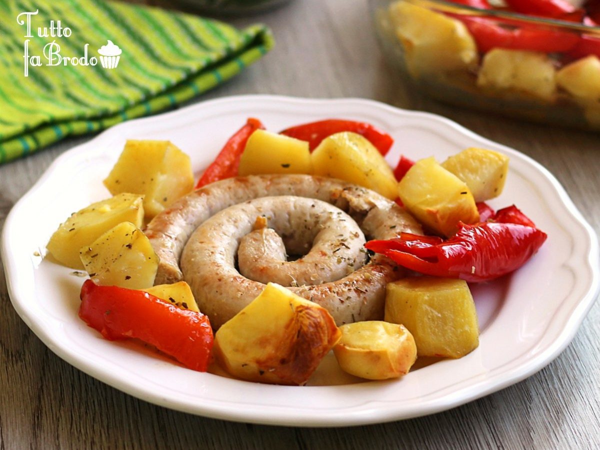 Salsiccia Con Patate E Peperoni Al Forno Tutto Fa Brodo In Cucina