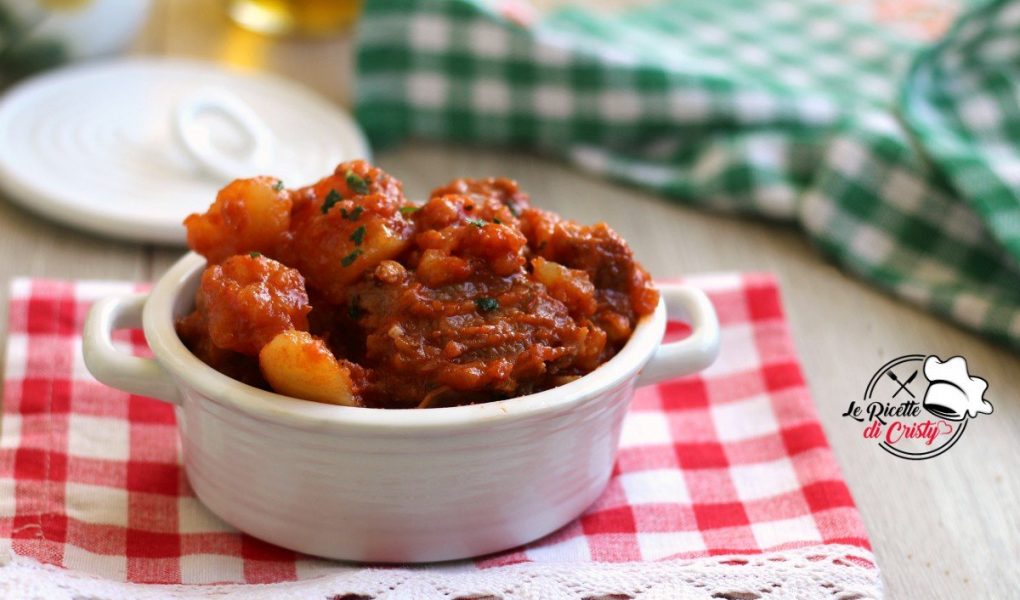 SPEZZATINO AL SUGO CON PATATE