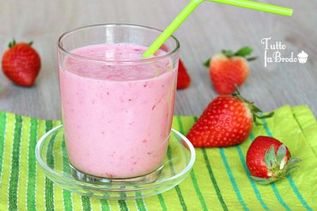 COME FARE LO SMOOTHIE ALLE FRAGOLE