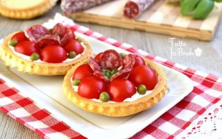 crostatine-salate-salame-e-pomodorini