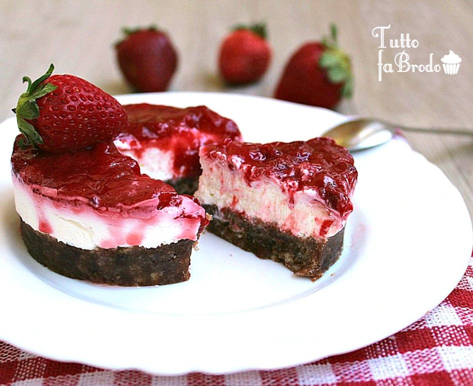 MINI CHEESECAKE ALLE FRAGOLE dolce senza cottura - Tutto fa Brodo in Cucina