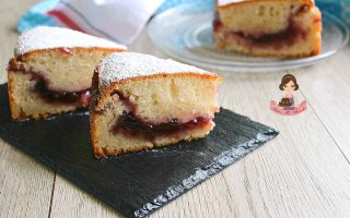 TORTA ALLO YOGURT E MARMELLATA