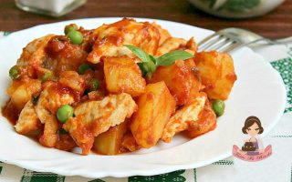BOCCONCINI DI POLLO CON SUGO E PATATE