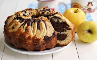 CIAMBELLA BICOLORE ALLO YOGURT E MELE