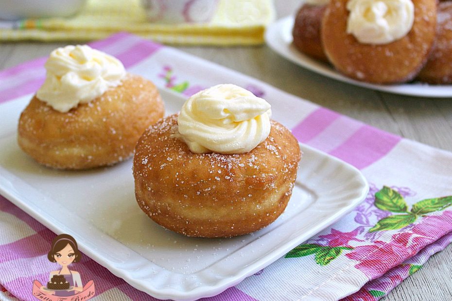 BOMBOLONI ALLA CREMA PASTICCERA | Tutto fa Brodo in Cucina