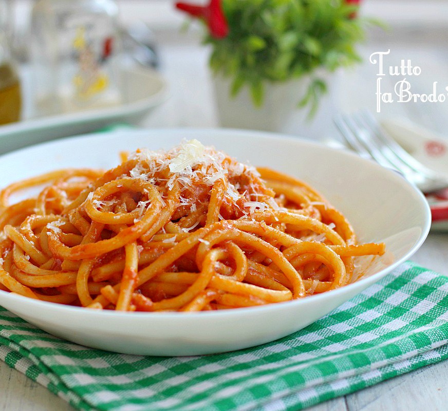 bucatini all amatriciana primo facile e gustoso tutto fa brodo in cucina