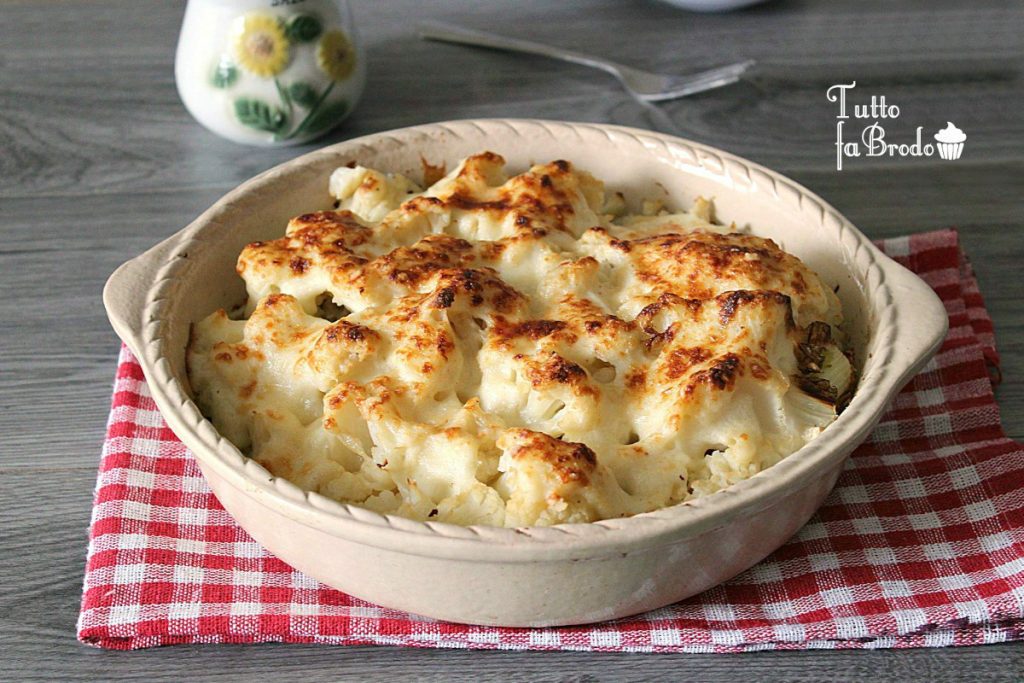 CAVOLFIORE GRATINATO AL FORNO CON BESCIAMELLA | Tutto fa ...