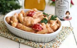 PASTA CREMOSA AL SALMONE E POMODORINI