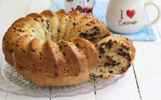 CIAMBELLA AL LATTE CON GOCCE DI CIOCCOLATO