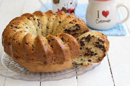 CIAMBELLA AL LATTE CON GOCCE DI CIOCCOLATO