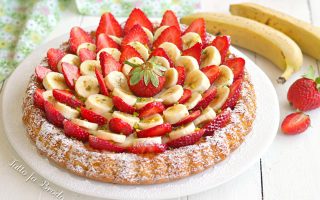 CROSTATA-MORBIDA-ALLE-FRAGOLE-E-BANANA