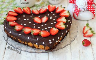 torta cuore cioccolato e fragole