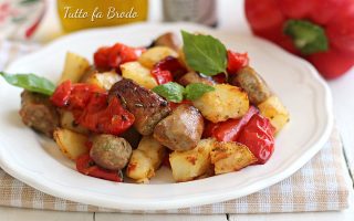 SALSICCIA CON PEPERONI E PATATE AL FORNO