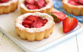 CROSTATATINE-TORTINE-CON-FRAGOLE-FRESCHE