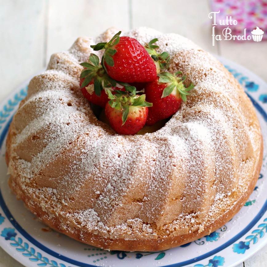CIAMBELLA ALLA PANNA E FRAGOLE FRULLATE