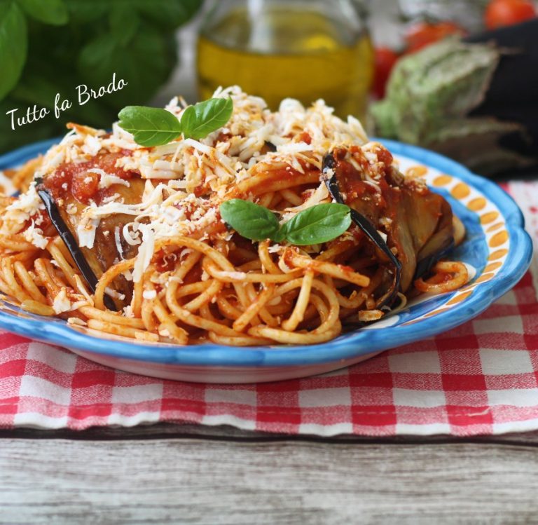 SPAGHETTI ALLA NORMA ricetta primo piatto Siciliano con melanzane Tutto fa Brodo in Cucina