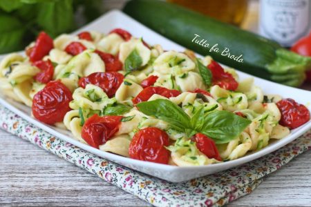 PASTA FREDDA ALLE ZUCCHINE E POMODORINI CONFIT