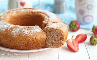 CIAMBELLA ALLO YOGURT E FRAGOLE FRULLATE