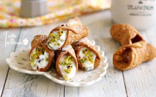 CANNOLI-SICILIANI-ALLA-RICOTTA-E-PISTACCHIO