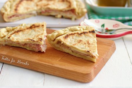 FOCACCIA IN PADELLA PROSCIUTTO E FORMAGGIO