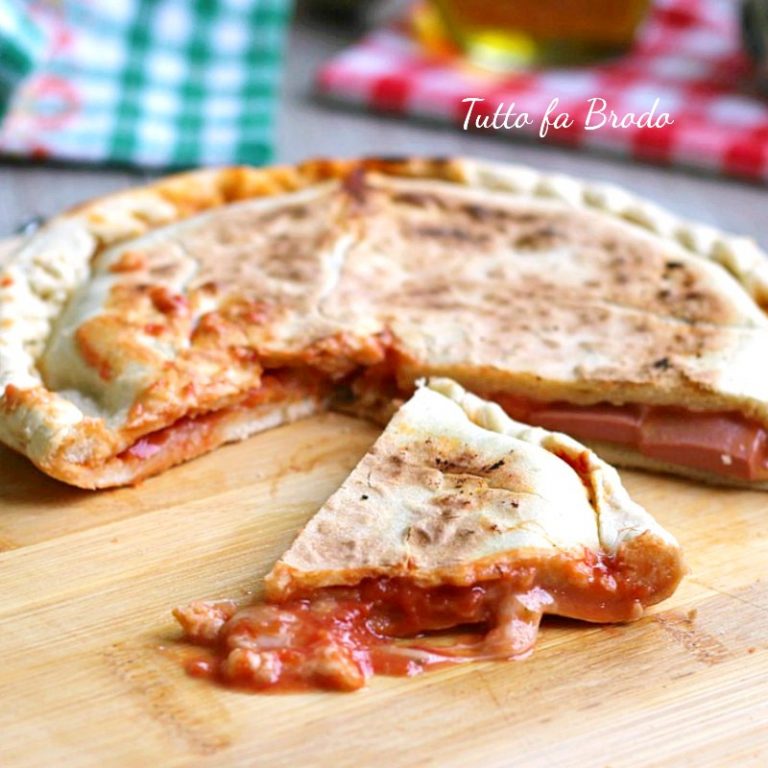 PIZZA VELOCE IN PADELLA senza forno con mozzarella e wurstel Tutto fa Brodo in Cucina
