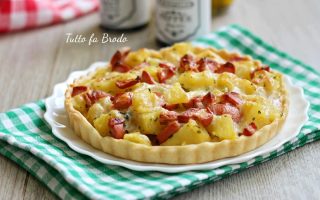 CROSTATA SALATA CON PATATE E WURSTEL ev