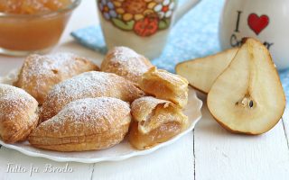 FAGOTTINI DI PASTA SFOGLIA INGREDIENTI : 1 rotolo di pasta sfoglia pronta marmellata di pere o mele q.b. zucchero a velo q.b. PROCEDIMENTO : Per prima cosa preriscaldate il forno a 180°, prendete il rotolo di pasta sfoglia pronta tagliate tanti cerchi, spalmate sopra al centro la marmellata e chiudette a lunetta sigillando bene i bordi, io ho usato uno stampino apposito che sigilla per bene e forma i fagottini, quello per fare i ravioli a lunetta! Una volta che avete formato tutti i fagottini rivestite la leccarda del forno con della carta forno e disponete sopra i fagottini, infornate in forno preriscaldato a 180 gradi per 15 minuti. circa fino a che sono belli dorati! Una volta pronti fateli raffreddare bene sopra una gratella e spolverateli con dello zucchero a velo, vedrete sono davvero golosissimi..buon appetito!! Per la marmellata di pere fatta in casa clicca qua ⇒ MARMELLATA DI PERE E CANNELLA