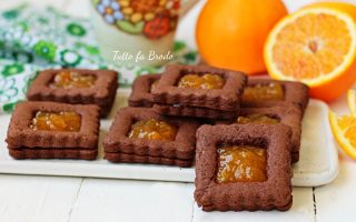 BISCOTTI OCCHIO DI BUE ALL'ARANCIA E CIOCCOLATO