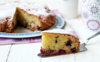 TORTA ALLO YOGURT E FRUTTI DI BOSCO