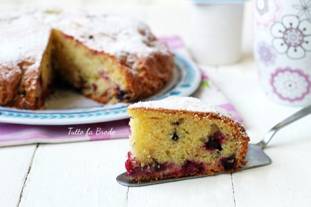 TORTA ALLO YOGURT E FRUTTI DI BOSCO