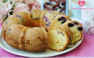 CIAMBELLA AI MIRTILLI E YOGURT