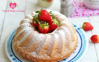 CIAMBELLA ALLO YOGURT E FRAGOLE MORBIDA