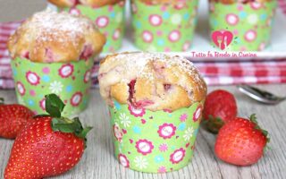MUFFIN ALLE FRAGOLE E LATTE