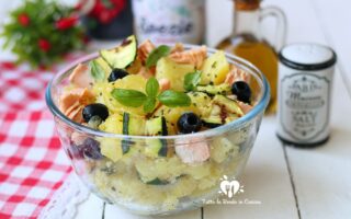 INSALATA DI PATATE E SALMONE CON OLIVE