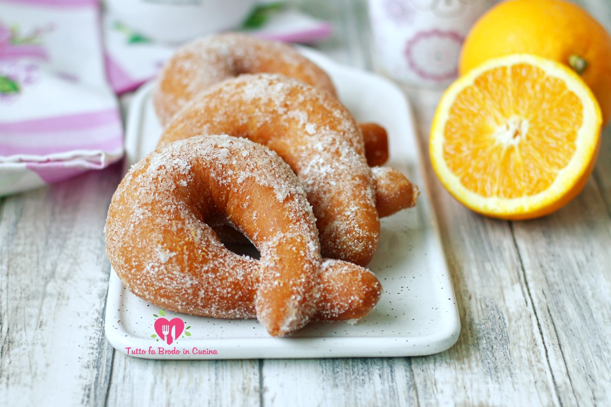 Appena l’impasto è bello lievitato formate le graffe, fate dei cordoncini, formate la ciambelle e incrociatele sulla parte superiore, una volta fatte le forme fatele lievitare ancora fino al raddoppio da 30 minuti al 1 ora vi rendete conto voi quando le vedete belle gonfie, dopo friggetele in una padella larga dai bordi alti con abbondante olio caldo due massimo alla volta, fate dorare entrambe i lati, scolatele bene con una schiumarola e passatele nello zucchero semolato.