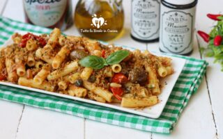 PASTA CON MOLLICA CAPPERI E OLIVE