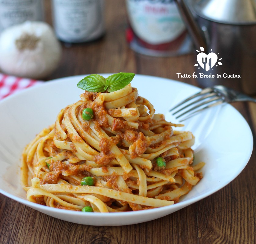 TAGLIATELLE AL RAGU' CON PISELLI