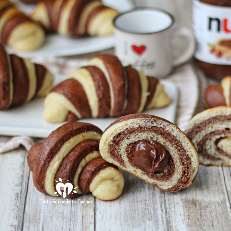 Cornetti Bicolore Alla Nutella Sofficissimi Anche Bimby Tutto Fa Brodo In Cucina