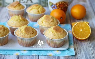 MUFFIN ALL'ARANCIA ALTI E SOFFICI