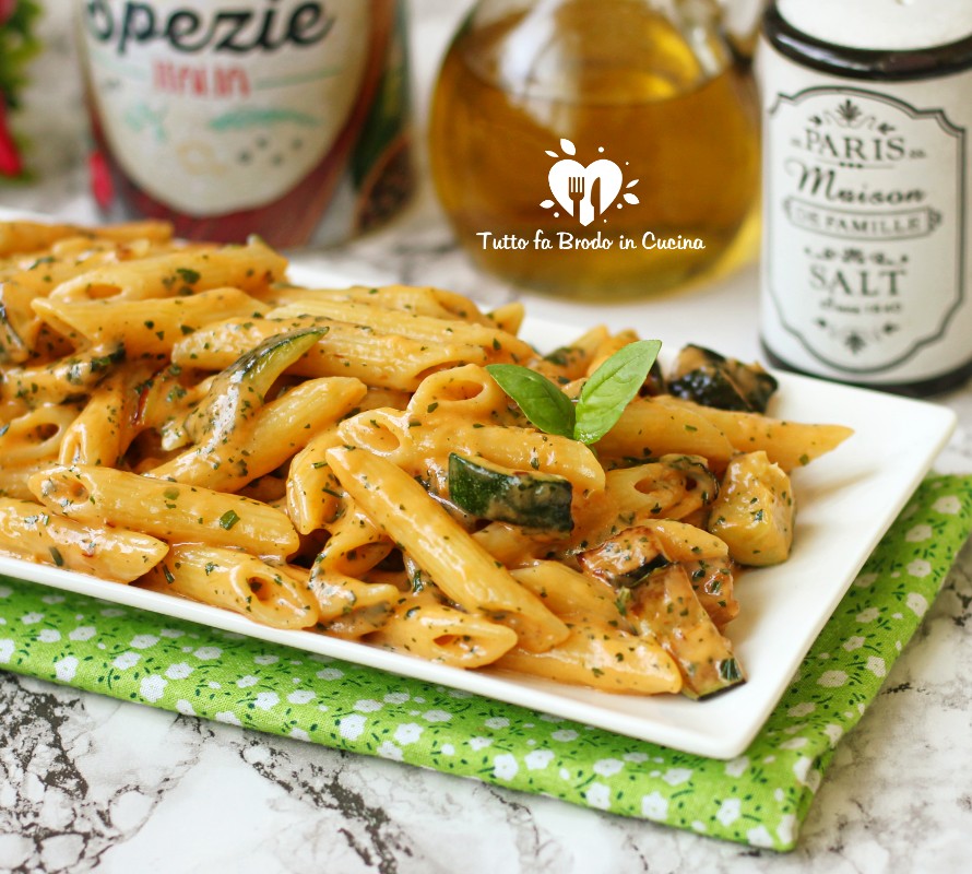 PASTA AL SALMONE E ZUCCHINE