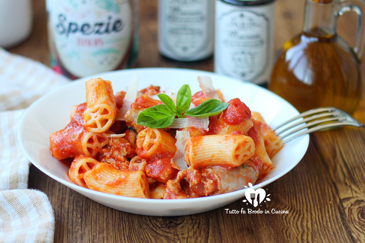 PASTA AI 5 BUCHI CON SALSICCIA - Tutto fa Brodo in Cucina