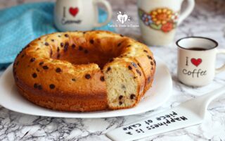 CIAMBELLA MORBIDONA ALLO YOGURT E CIOCCOLATO