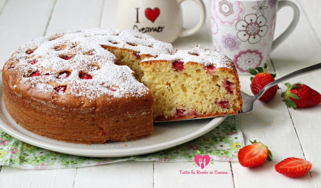 TORTA ALLO YOGURT E FRAGOLE