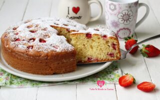 TORTA ALLO YOGURT E FRAGOLE