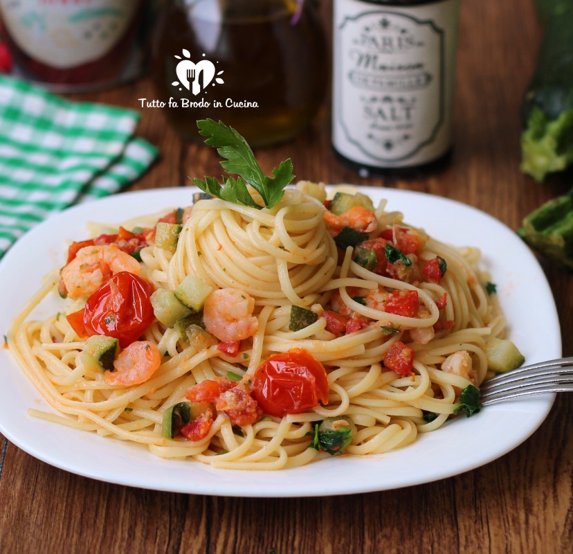 SPAGHETTI ALLE ZUCCHINE E GAMBERETTI con pomodorini - Tutto fa Brodo in  Cucina