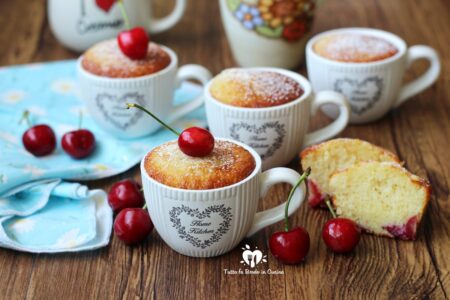 MUFFIN ALLE CILIEGIE E YOGURT